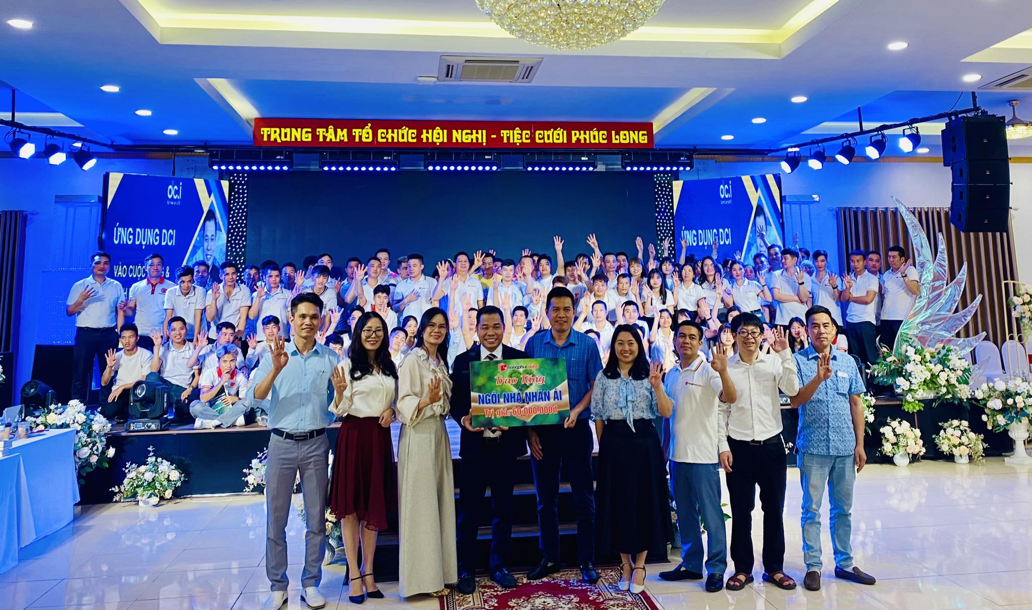 Trao tặng nhà nhân ái